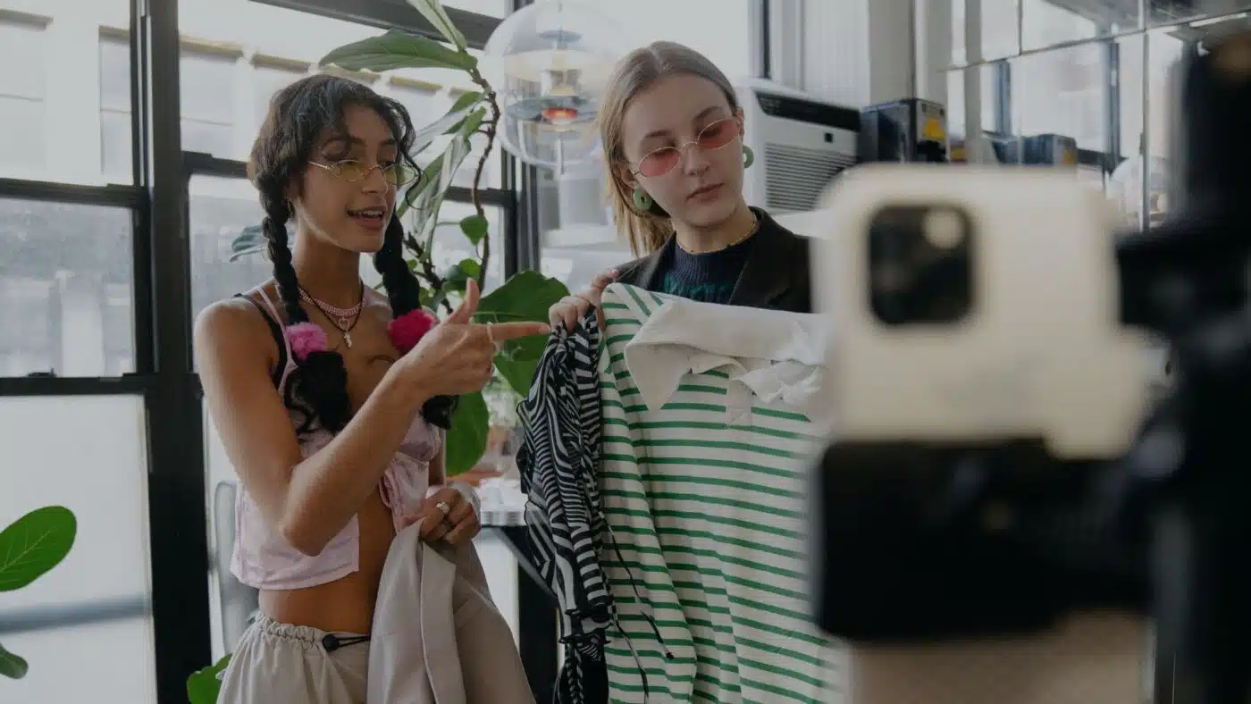 Influencers preparándose para campaña de marketing