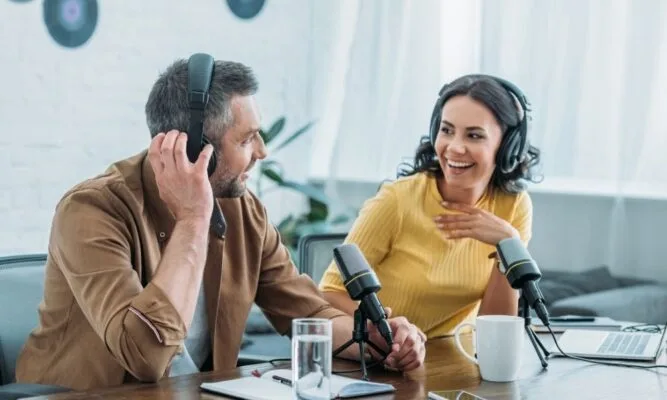 dos personas haciendo un podcast