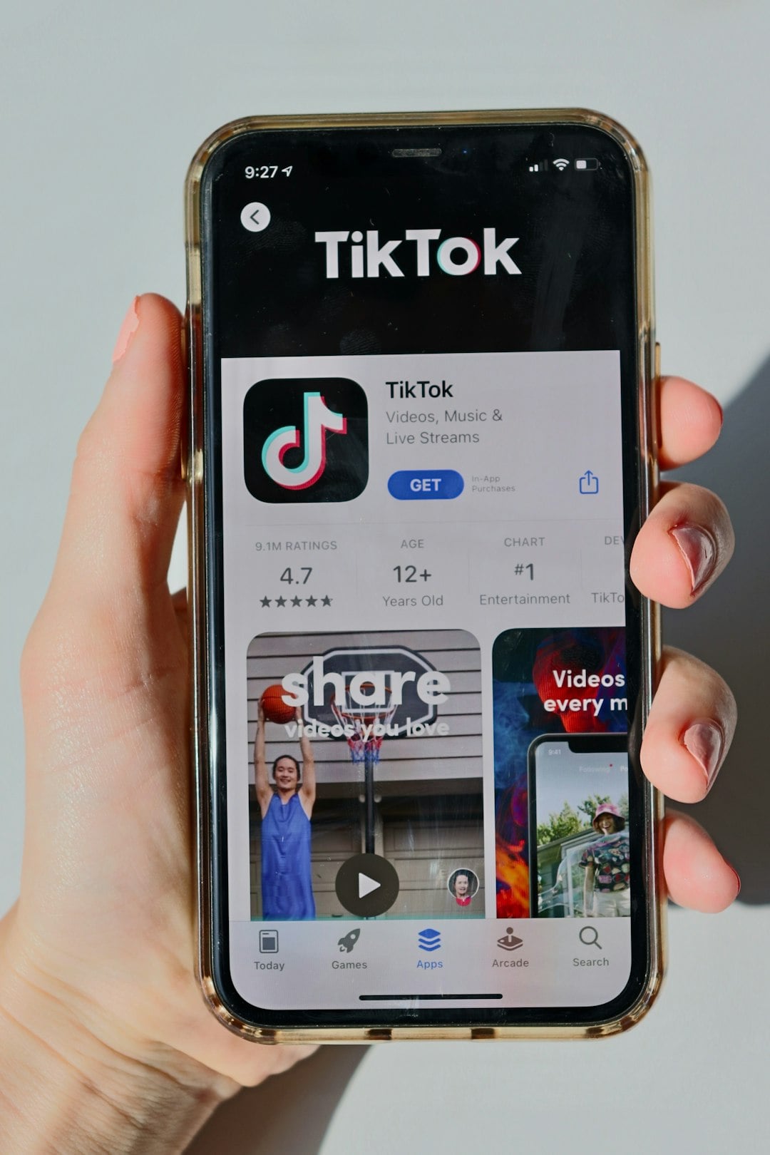 Persona usando TikTok en su smartphone para ganar dinero
