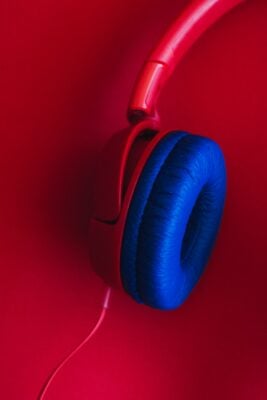 Persona escuchando música en Spotify con auriculares en 2026