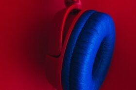 Persona escuchando música en Spotify con auriculares en 2026