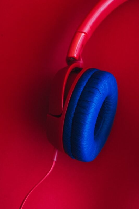 Persona escuchando música en Spotify con auriculares en 2026