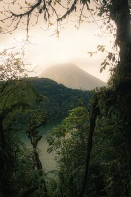 Selva tropical de Costa Rica con creador de contenido tico