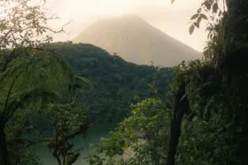 Selva tropical de Costa Rica con creador de contenido tico