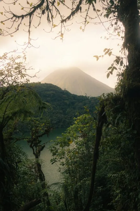 Selva tropical de Costa Rica con creador de contenido tico