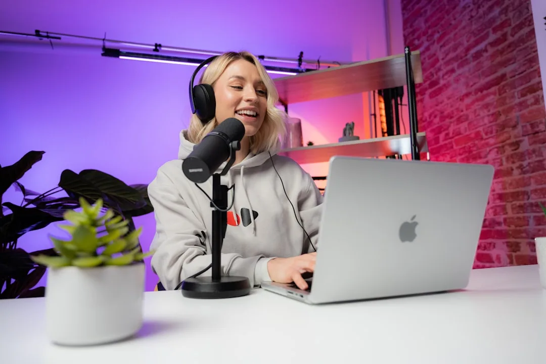 Youtuber guatemalteco grabando contenido con su laptop en 2026
