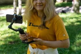 Creador de contenido nicaragüense filmando con su teléfono