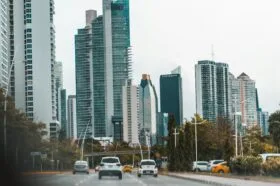 Ciudad de Panamá con el canal al fondo, youtuber panameño
