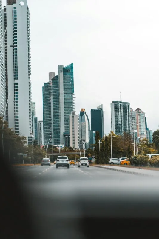 Ciudad de Panamá con el canal al fondo, youtuber panameño