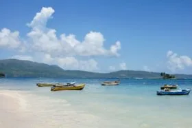 Playa caribeña de República Dominicana con youtuber dominicano