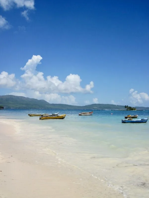 Playa caribeña de República Dominicana con youtuber dominicano